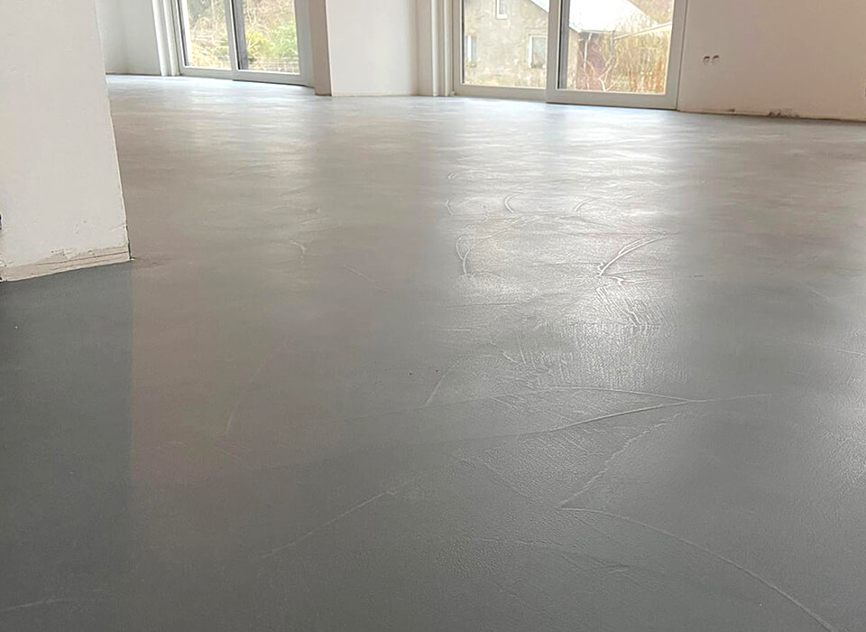 grauer boden mit sichtbeton